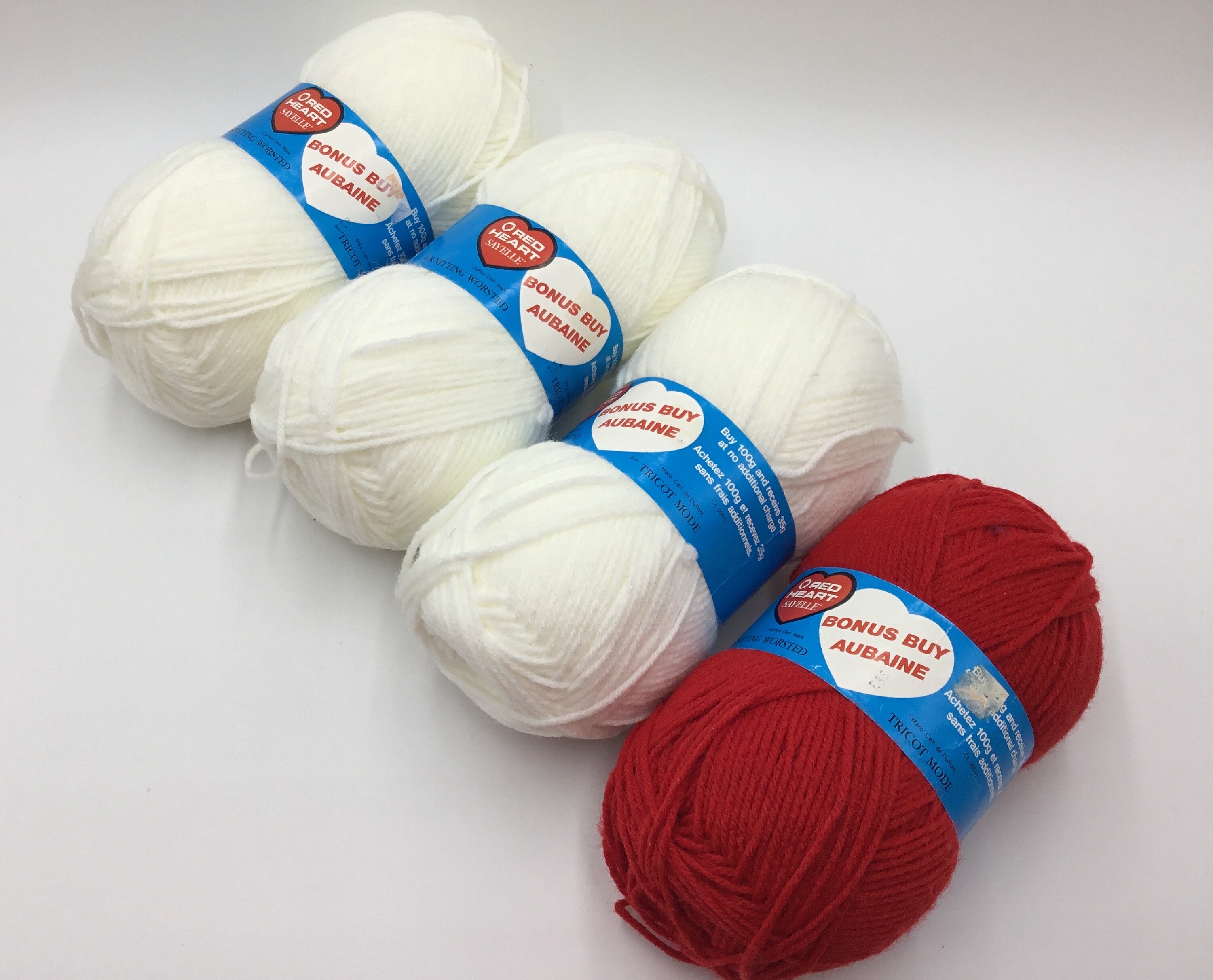 Trois nuances de fil à tricoter, coton lait / fil acrylique doux pour