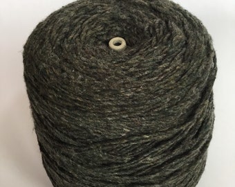 Puede incluir: Una gran bobina de hilo de color verde oscuro con un centro blanco.