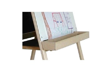 Puede incluir: Un caballete de madera con una superficie de pizarra y pizarra blanca. El caballete tiene un porta rollo de papel incorporado y una bandeja para guardar los materiales de arte.