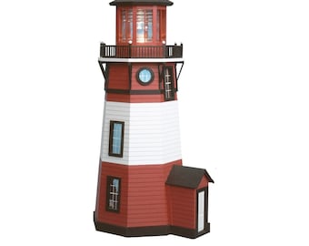 Könnte beinhalten: Ein rotes und weißes Leuchtfeuermodell mit schwarzem Dach und Fenstern. Der Leuchtturm hat ein kleines, angebautes Gebäude mit einer Tür.