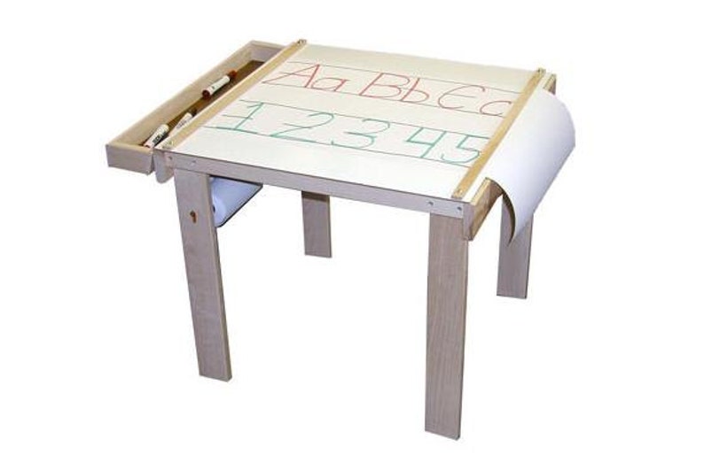 K&ouml;nnte beinhalten: Ein Holztisch mit einer wei&szlig;en Papierrolle, die oben befestigt ist. Das Papier hat die Buchstaben A, B, C und die Zahlen 1, 2, 3, 4, 5 darauf geschrieben. An der Seite des Tisches befindet sich ein Fach zum Aufbewahren von Markern.