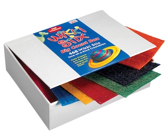 Könnte beinhalten: Eine weiße Box mit einem blauen, roten und gelben Etikett, auf dem "468 Wikki Stix Big Count Box One-of-a-kind Creatables" steht. Die Box ist geöffnet und zeigt bunte Wikki Stix im Inneren.