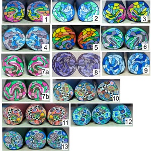 Puede incluir: Trece pares de varillas de arcilla polimérica de colores, cada una con un diseño único. Las varillas se cortan por la mitad y se organizan en filas. Los diseños incluyen espirales, patrones geométricos y tableros de ajedrez.
