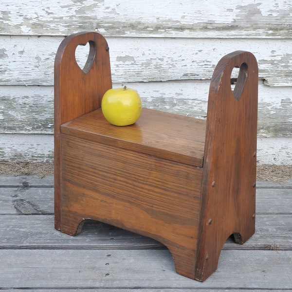 Escabeau/boîte de rangement avec couvercle à charnière et découpes de cœurs sur les côtés/poignées, tabouret/boîte en bois de pin vintage des années 1970-80 avec finition teintée