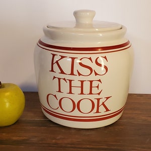 Tarro para galletas de cerámica Treasure Craft, &quot;Kiss The Cook&quot;, tarro para galletas, bote, tarro de barro con tapa, &quot;Treasure Craft, fabricado en EE. UU.&quot;