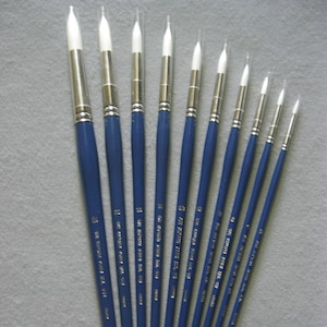 Może przedstawiać: Zestaw dziesięciu pędzli z białym włosiem i niebieskimi uchwytami. Uchwyty są oznaczone tekstem "Artist's Brush Round Series #10" i rozmiarem pędzla.