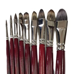 Może przedstawiać: Zestaw dziesięciu pędzli z czerwonymi uchwytami i srebrnymi tulejami. Pędzle są ułożone według rozmiaru, od najmniejszego po lewej stronie do największego po prawej. Uchwyty są oznaczone nazwą marki "SOC. INT. CAN. TOBGI" i rozmiarem pędzla. Pędzle są wykonane w Niemczech.