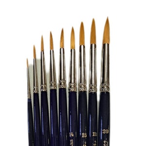 Może przedstawiać: Zestaw dziesięciu pędzli z niebieskimi uchwytami i złotym nadrukiem. Pędzle są oznaczone rozmiarami 1, 2, 3, 4, 6, 8, 10, 12, 14, 16, 18 i 20. Pędzle są wykonane z syntetycznego sobola i produkowane w Niemczech.