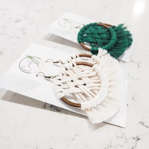 Handgefertigte Makramee-Creolen, Gold-, Silber- oder Messingfarbe Creolen, mehrere Farboptionen für Makramee, Makrameeohrringe, baumeln Ohrringe