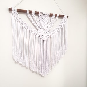 Grande suspension murale en macramé blanc pur sur un bâton en bois teinté foncé