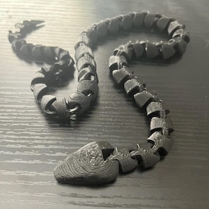 Twee 3D-geprinte slangen: geleed of realistisch reptielmodel