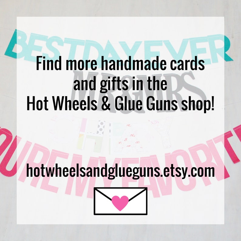 K&ouml;nnte beinhalten: Ein rosa-wei&szlig;es Banner mit dem Text "Best Day Ever" und "You're My Favorite". Der Text "Find more handmade cards and gifts in the Hot Wheels & Glue Guns shop!" ist in schwarzer Schrift geschrieben. Die Website-Adresse "hotwheelsandglueguns.etsy.com" ist ebenfalls in schwarzer Schrift enthalten. Ein rosa Umschlag mit einem rosa Herzen befindet sich unten in der Mitte des Bildes.