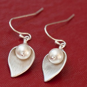 Silver Calla Lily Earrings, White Swarovski Crystal Pearl, Anniversary, Friendship, Mother&#39;s Day, Everyday Earrings, Simple Earrings