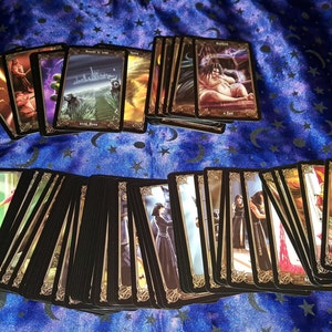 Tirage d'une carte de lecture de tarot Necronomicon