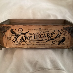 Caja de madera: Caja decorativa de boticario de Halloween con diseño de cuervo negro