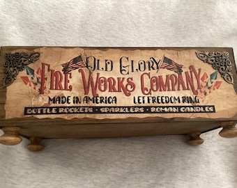 Caisse en bois : Boîte de rangement rustique coloniale Old Glory Fire Works Company, décor Dark Academia