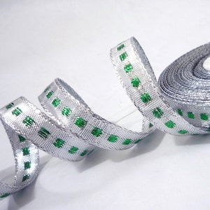 1/2 インチ / 13 mm 幅 - 25 ヤード / 22 メートル - 1 ロール シルバーメタリックとグリーンチェックのメタリックリボン - ラッピング、装飾 MR11