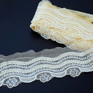 Fast 2 Zoll / 48mm breit - 3-1 / 2 yds / 3 Meter Hellgelbe Stickereien und runde transparente Pailletten Netzspitze, Tüllnetzbesatz zum Annähen L751