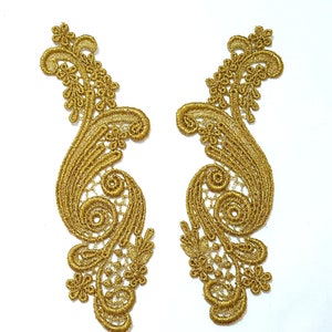 以下が含まれることがあります： 複雑な花柄の金色のレースアップリケ2つ。アップリケは、どんなプロジェクトにも上品さを加えるのに最適です。