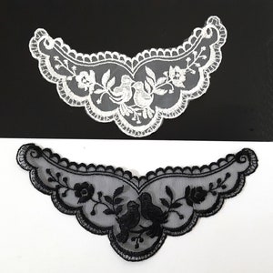 Könnte beinhalten: Zwei Spitzenborten, eine weiße und eine schwarze, mit einem gewellten Rand und einem floralen Design mit Vögeln.