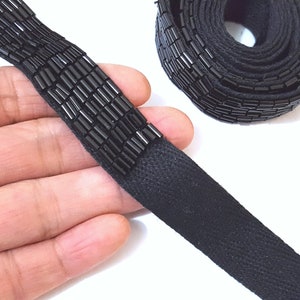Ca. 18-19 mm breit -Schwarzes langes Perlenrohr auf schwarzem Baumwollköperband aufnähen, Perlenlänge- 28 Zoll, Gesamtlänge 60 Zoll Need Sewon SQ34