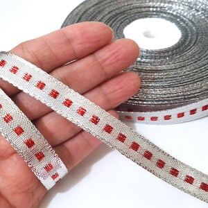 1/2 Zoll / 13mm breit - 25 Yards / 22 Meter -1 Rolle Silber Metallic mit roten Karos Metallic Band, Dekoration, Verpackung MR10