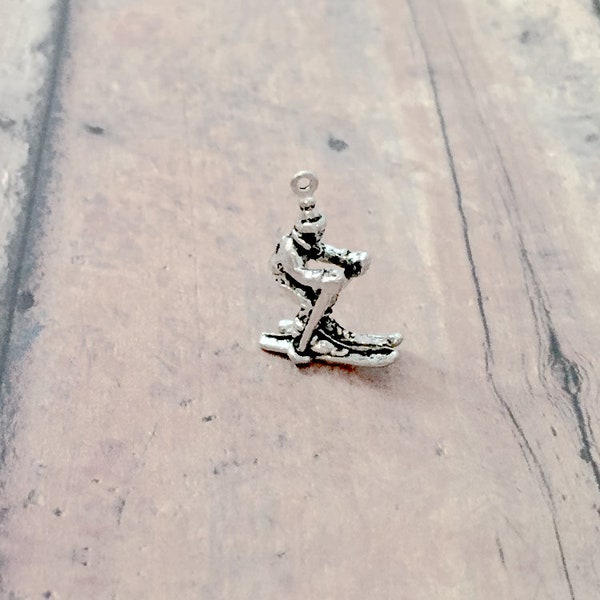 4 Skier charms (3D) pewter - OO1