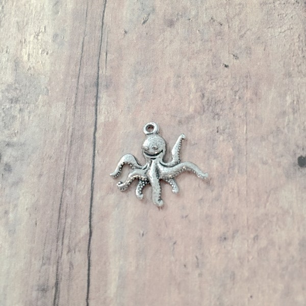 4 Octopus charms (2 sided) pewter - U3