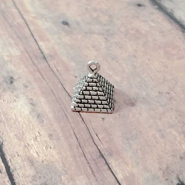 4 Pyramid charms (3D) pewter - U14