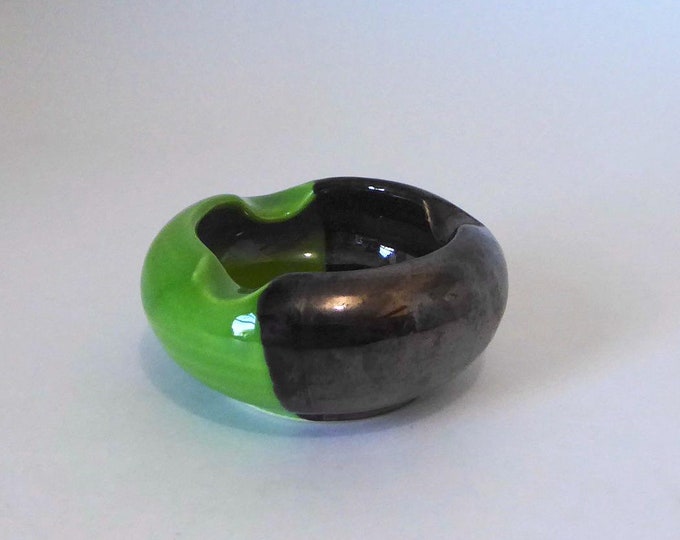 Small round Vallauris ashtray in green and black enamelled ceramic from the 1960s. Mid-century pottery.