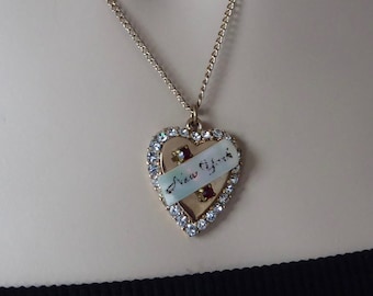 Vintage New York heart pendant. Rhinestones. Red stone. Mother-of-pearl. Gold-plated metal. Souvenir from the 1950s and 1960s.