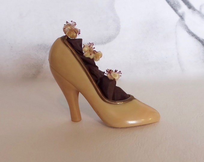 Celluloid high heel pump. Satin ribbon and dried cotton flowers. Year 30. Vintage shoe collection. Decorative trinket.