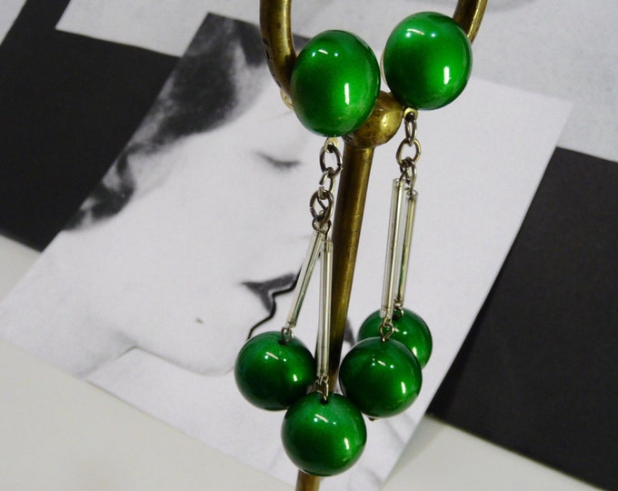 Vintage dangling earrings. Green enamelled plastic. Year 70-80. Jewel disco.