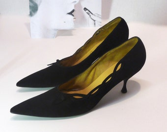 Vintage pumps. 50s. very pointed. black suede. La vallée. casual. chic. elegant. Mod. Collectible piece