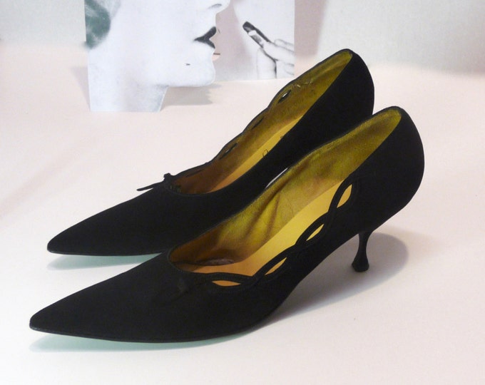 Vintage pumps. 50s. very pointed. black suede. La vallée. casual. chic. elegant. Mod. Collectible piece