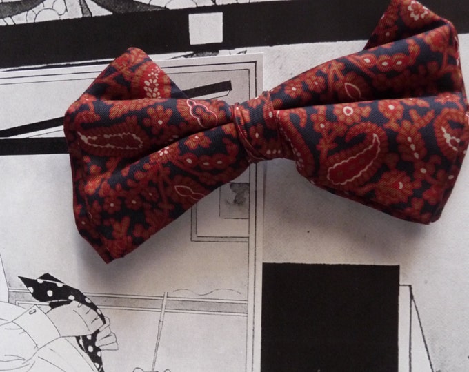 Large navy red burgundy paisley bow tie. 1950. Handmade. Ormond clip