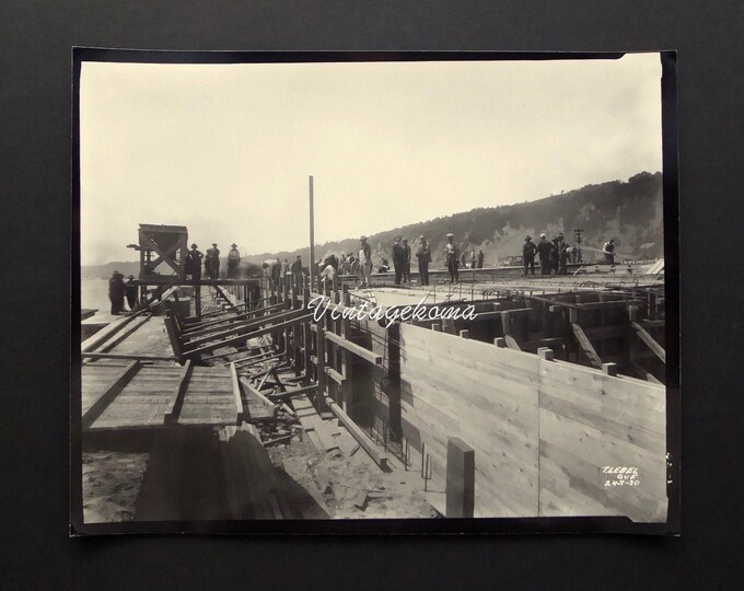 Original photograph construction site 1930. Thadée Lebel. Heritage photography Quebec. Construction worker. Architecture.