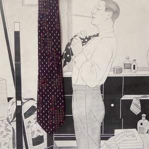 Peut inclure: Un homme en chemise blanche ajuste une cravate à motifs rouge foncé et blanc. Il se tient devant une commode sur laquelle se trouvent un vase et des bouteilles.