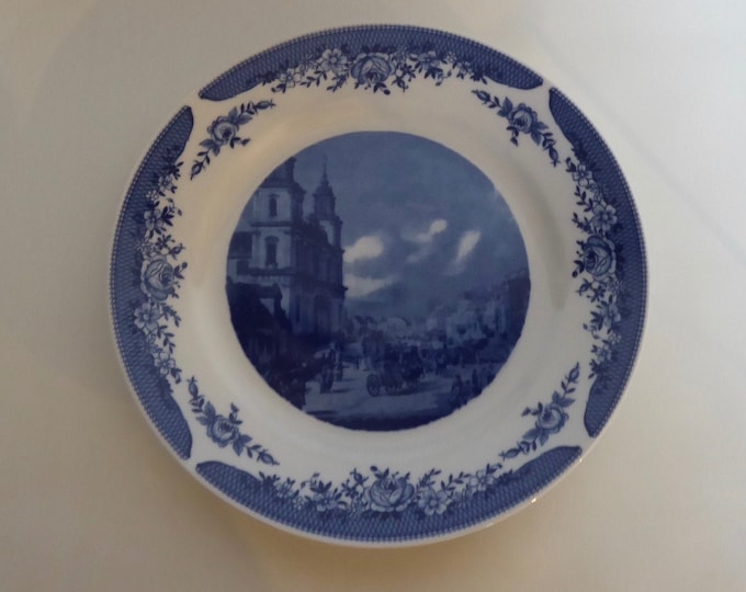 Kahla collectible plate. White and cobalt blue porcelain. German democratic republic. Year 60. Urban scene 1900. Floral decor.