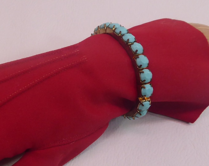 Vintage stretch bracelet. Faceted milky blue glass. Copper claws and stem. 1960s. Turquoise blue jewelry.