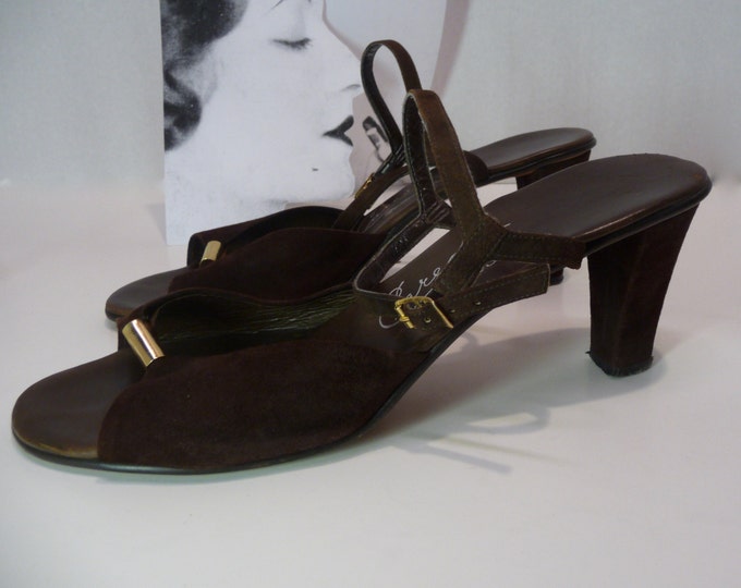 Evening sandal from the 40s/50s in brown suede. Ankle strap. Caresse Wallace Studio. Fashinista 1940.
