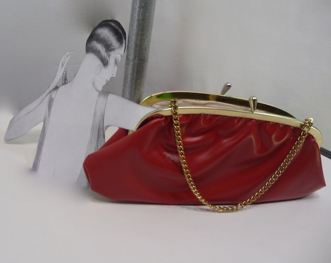 Handbag clutch red leather fake leather clasp and gold chain year 1950 / 60 day evening street wear casual rockabilly