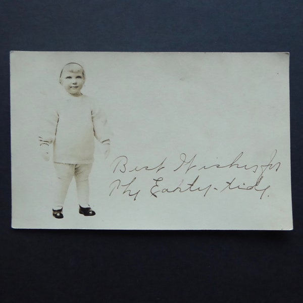 Photographie carte postale jeune enfant. Époque victorienne. Tricot, bonnet, gants, combinaison laine blanche.Timbre vert Franklin one cent.