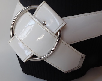 Space age belt Emmanuel cuirette and white vinyl. Buckle and chrome rivet. Small size. Year 80. Fashionista. Glamour.