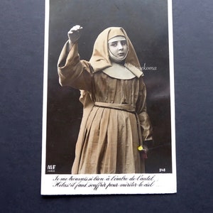 Carte postale religieuse enfant. Nonne. Photo noir et blanc glacée. Colorié.MF Paris.Cartophilie.1930.Crucifix.Chapelet.Patrimoine religieux
