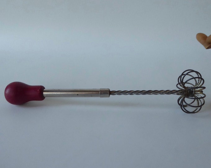 Manual pressure whip. Spring mixer. Egg beater. Red wood handle. Year 50. Slowfood. Rustic kitchen. Country décor