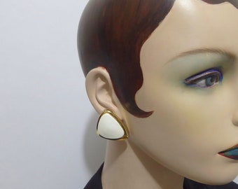 Triangular ear clip in brass and white resin. 1960s. Vintage earring. Geometric earring.