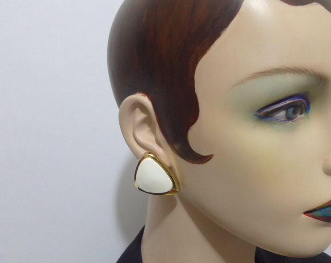 Triangular ear clip in brass and white resin. 1960. Vintage earring. Geometric shaped earring.