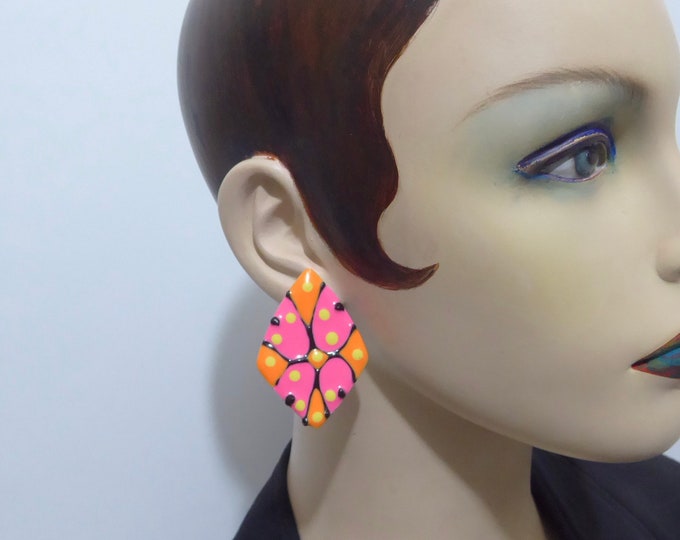 Earrings with plastic enamelled metal stem with pink orange yellow black relief. 1970. Vintage jewel. Psychedelic jewel.