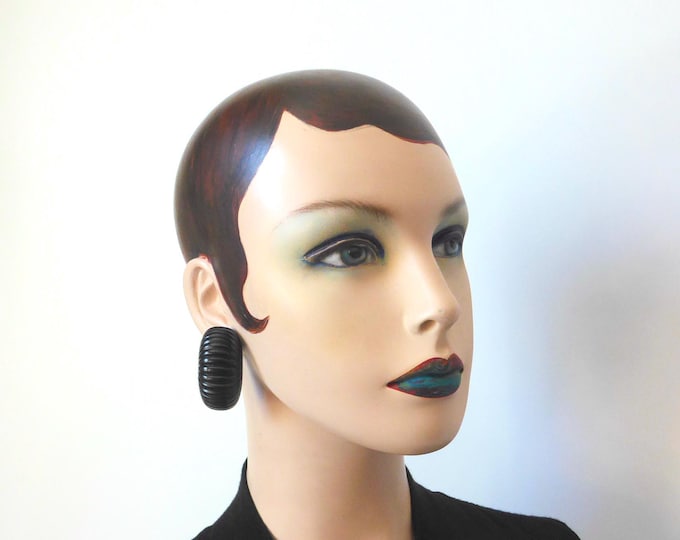 Black half-moon shaped earring with fluted pattern. Resin. 1980. Vintage Art Deco style clip.